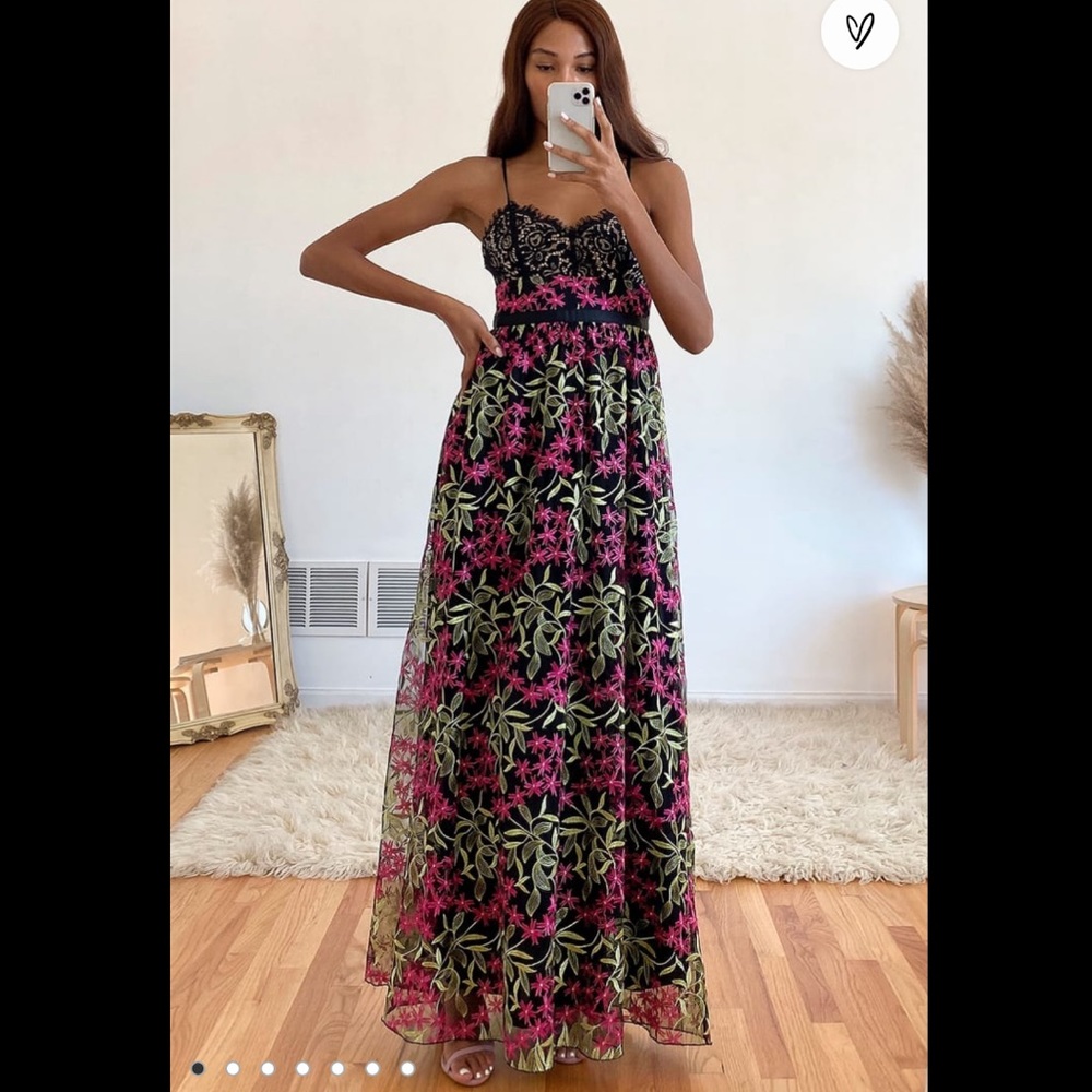 FLORAL EMBROIDERED MAXI DRESS